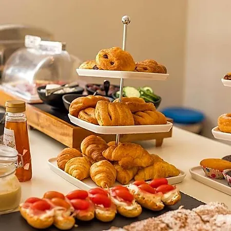 Hotel Atma &